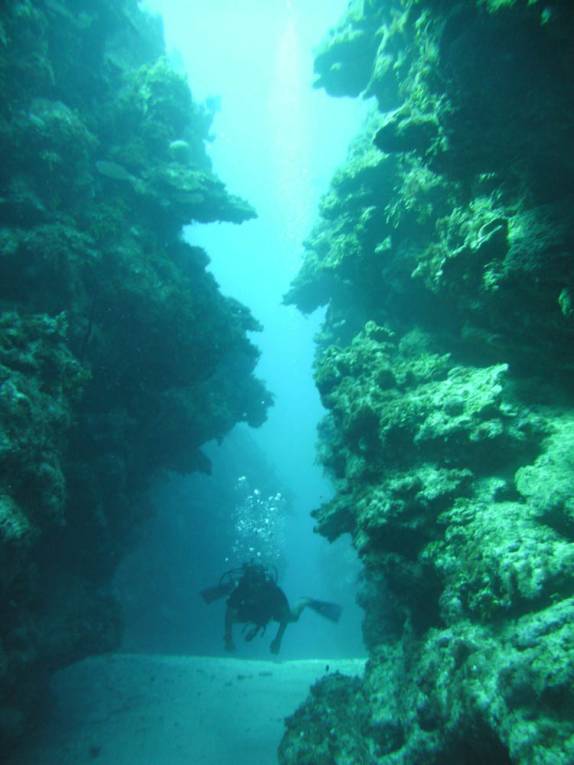 Passando por canyon de coral em Round Rock, em Grand Cayman, nas Ilhas Caiman